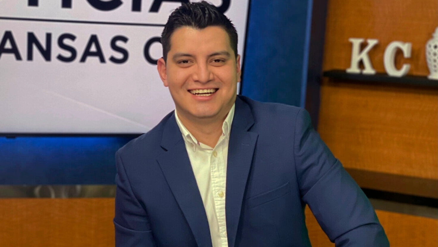 Esta foto proporcionada por Telemundo Kansas City muestra al reportero de televisión Adan Manzano, un presentador y reportero de 27 años de Telemundo en Kansas City, Missouri, que fue encontrado muerto en su habitación de hotel en Kenner, un suburbio de Nueva Orleans, durante la semana de la Super Bowl. (Telemundo Kansas City vía AP).