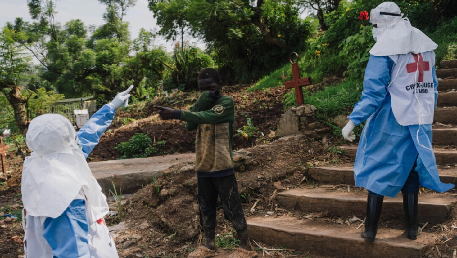 Equipos de trabajadores de salud  de la Cruz Roja Congoleña se llevan a un niño durante un entierro masivo en el cementerio de Musigiko, en Bukavu (República Democrática del Congo), el 20 de febrero de 2025. (Hugh Kinsella Cunningham/Getty Images).