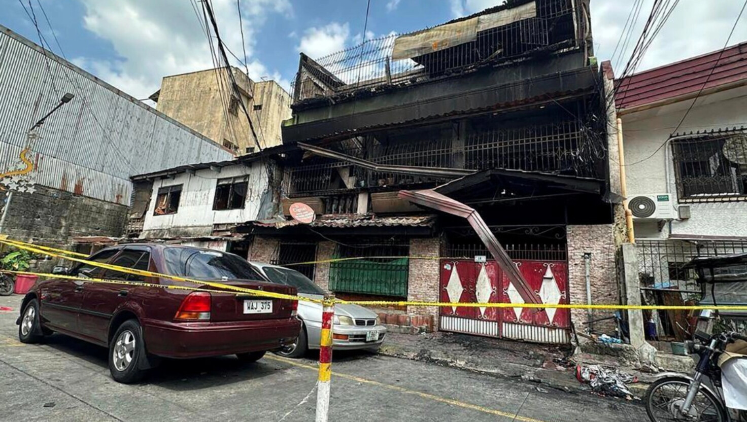 Un edificio dañado por un incendio se encuentra en el pueblo de San Isidro Galas, en las afueras de la ciudad de Quezón, Filipinas, el 27 de febrero de 2025. (Joeal Calupitan/AP Photo).