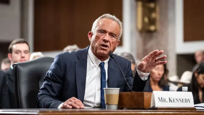 El entonces candidato a Secretario de Salud y Servicios Humanos, Robert F. Kennedy Jr., testifica ante el Comité de Finanzas del Senado en el Capitolio de EE. UU., el 29 de enero de 2025. (Madalina Vasiliu/The Epoch Times)