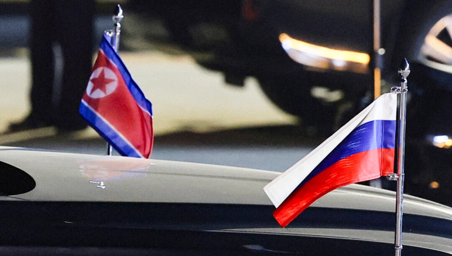 Banderas de Rusia y Corea del Norte colocadas en un coche durante una ceremonia de bienvenida al presidente ruso Vladimir Putin en un aeropuerto de Pyongyang, Corea del Norte, el 19 de junio de 2024. (Sputnik/Vladimir Smirnov/Pool vía REUTERS).