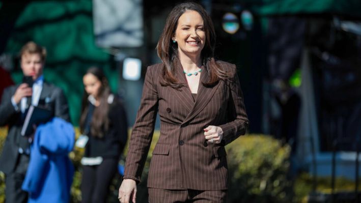 La secretaria de Agricultura, Brooke Rollins, llega para hablar con la prensa fuera de la Casa Blanca, el 14 de febrero de 2025. (Kayla Bartkowski/Getty Images)