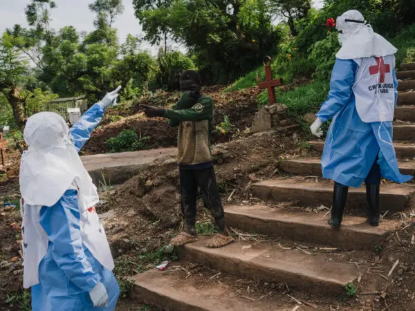 Equipos de trabajadores de la salud de la Cruz Roja congoleña se llevan a un niño durante un entierro masivo en el cementerio de Musigiko en Bukavu, República Democrática del Congo, el 20 de febrero de 2025. (Hugh Kinsella Cunningham/Getty Images)