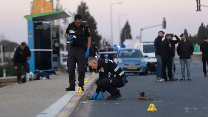 Agentes de policía inspeccionan una escena después de un presunto ataque con un automóvil el 27 de febrero de 2025 en Karkur Junction en Pardes Hanna-Karkur, Israel. (Amir Levy/Getty Images)