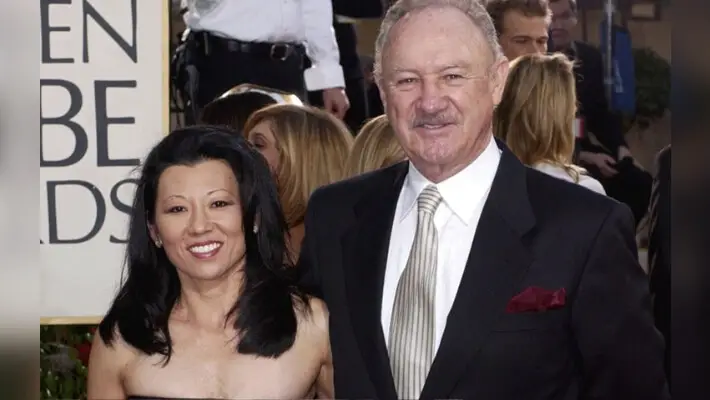 El actor Gene Hackman llega con su esposa, Betsy Arakawa, a la 60.° edición de los Globos de Oro, en Beverly Hills, California, el 19 de enero de 2003. (AP Photo/Mark J. Terrill, archivo)