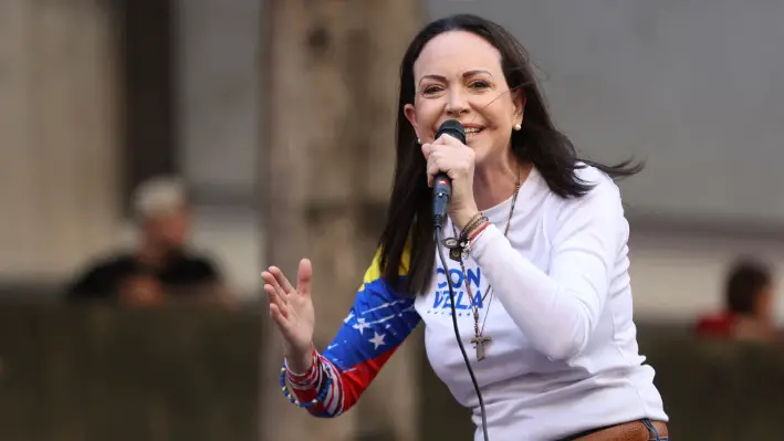 La líder opositora venezolana, María Corina Machado, hace un gesto mientras se dirige a sus partidarios durante una protesta convocada por la oposición en vísperas de la toma de posesión presidencial en Caracas el 9 de enero de 2025. (Pedro Mattey/AFP vía Getty Images)