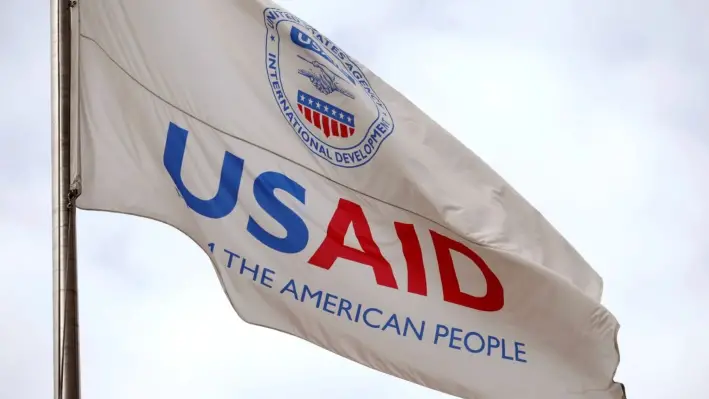 Una bandera ondea frente a la sede de la Agencia de Estados Unidos para el Desarrollo Internacional (USAID), en Washington, el 3 de febrero de 2025. (Kevin Dietsch/Getty Images)