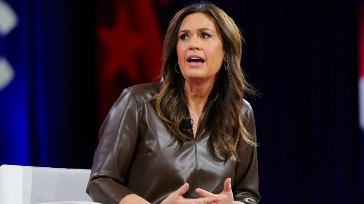 La gobernadora Sarah Huckabee Sanders habla durante la Conferencia de Acción Política Conservadora en el Gaylord National Resort and Convention Center en Oxon Hill, Maryland, el 22 de febrero de 2025. (Kayla Bartkowski/Getty Images)