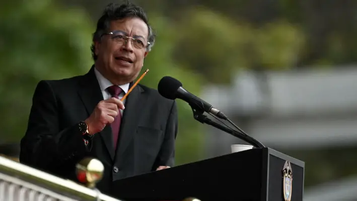 El presidente colombiano Gustavo Petro (c) habla durante la juramentación del nuevo director de la Policía Nacional, general Carlos Triana, en la Escuela de Policía General Santander en Bogotá el 18 de febrero de 2025. (Luis Acosta/AFP vía Getty Images)