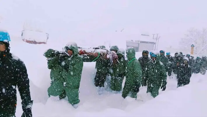 Un equipo lleva a cabo operaciones de rescate para los trabajadores de la construcción atrapados que fueron arrastrados por una avalancha cerca del paso de Mana, en el estado de Uttarakhand, al norte de la India, en el distrito de Chamoli, el 28 de febrero de 2025. (Ejército de la India vía AP)