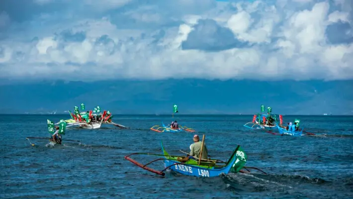 Pescadores y activistas a bordo de una flotilla de barcos navegan hacia las costas de la bahía de Batangas, en Batangas, Luzón, Filipinas, el 22 de abril de 2022. (Jes Aznar/Getty Images)