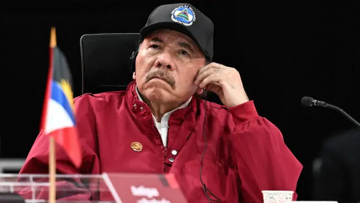 El presidente de Nicaragua, Daniel Ortega, observa durante la sesión inaugural de la XXIV Cumbre del ALBA-TCP en Caracas (Venezuela) el 14 de diciembre de 2024. (Juan Barreto/AFP vía Getty Images)