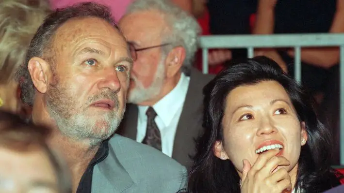 El actor Gene Hackman con su esposa Betsy Arakawa en junio de 1993. (Foto AP)