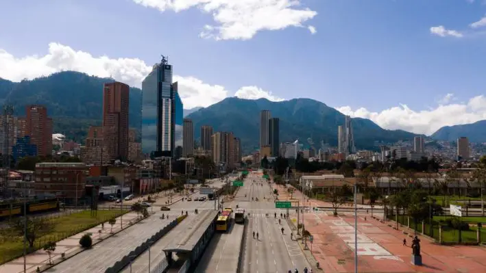 Vista aérea de la vacía avenida El Dorado durante el día sin autos en Bogotá, Colombia, el 6 de febrero de 2025. (Alejandro Martinez/AFP vía Getty Images)