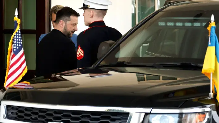 El presidente ucraniano Volodymyr Zelenskyy abandona la Casa Blanca en Washington el 28 de febrero de 2025. (Chip Somodevilla/Getty Images)