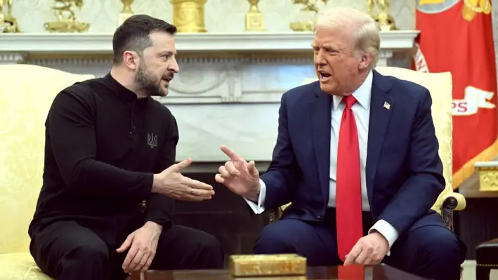 El presidente de Estados Unidos, Donald Trump, y el presidente de Ucrania, Volodymyr Zelenskyy, se reúnen en el Despacho Oval de la Casa Blanca en Washington el 28 de febrero de 2025.  (Saul Loeb/AFP vía Getty Images)