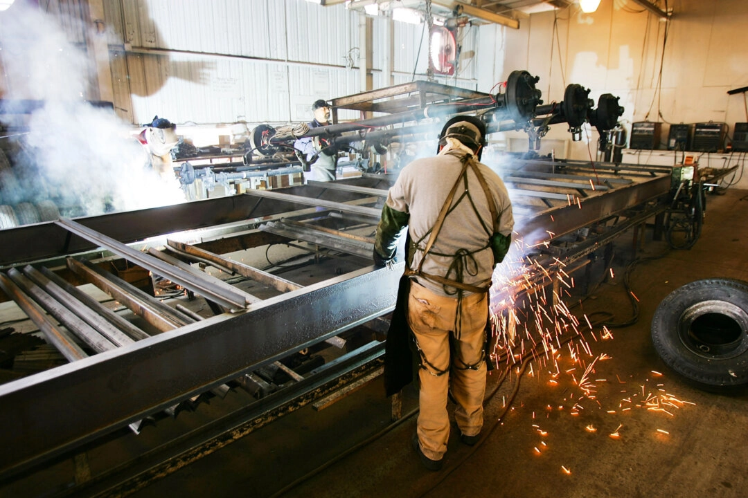 Trabajadores sueldan un chasis en una fábrica de Riverside, California, el 23 de septiembre de 2005. (David McNew/Getty Images)