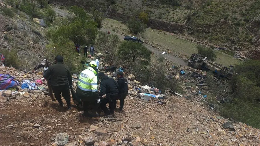 Fotografía cedida por la Policía Boliviana de integrantes de la policía durante un rescate este lunes 17 de febrero de 2025, en Potosí (Bolivia). EFE/ Policía Boliviana