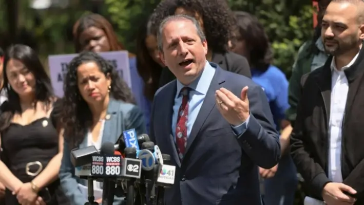 El contralor de la ciudad de Nueva York, Brad Lander, habla durante una manifestación a favor de los derechos de los inmigrantes en el Ayuntamiento el 11 de mayo de 2023. (Michael M. Santiago/Getty Images)