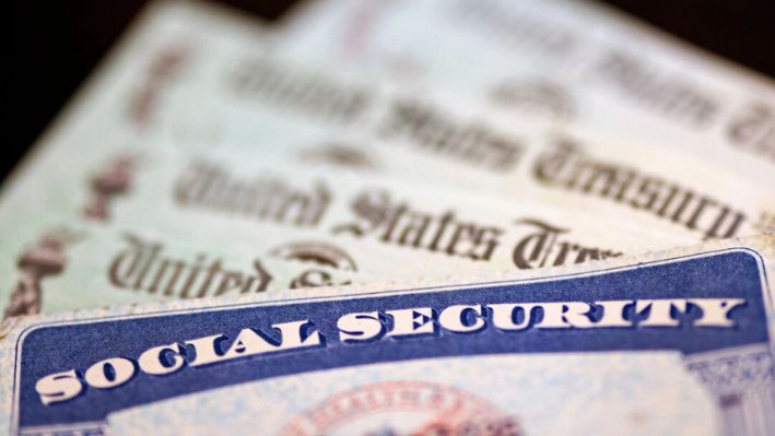 Una tarjeta de Seguridad Social junto a cheques del Tesoro de Estados Unidos en Washington el 14 de octubre de 2021. (Kevin Dietsch/Getty Images)
