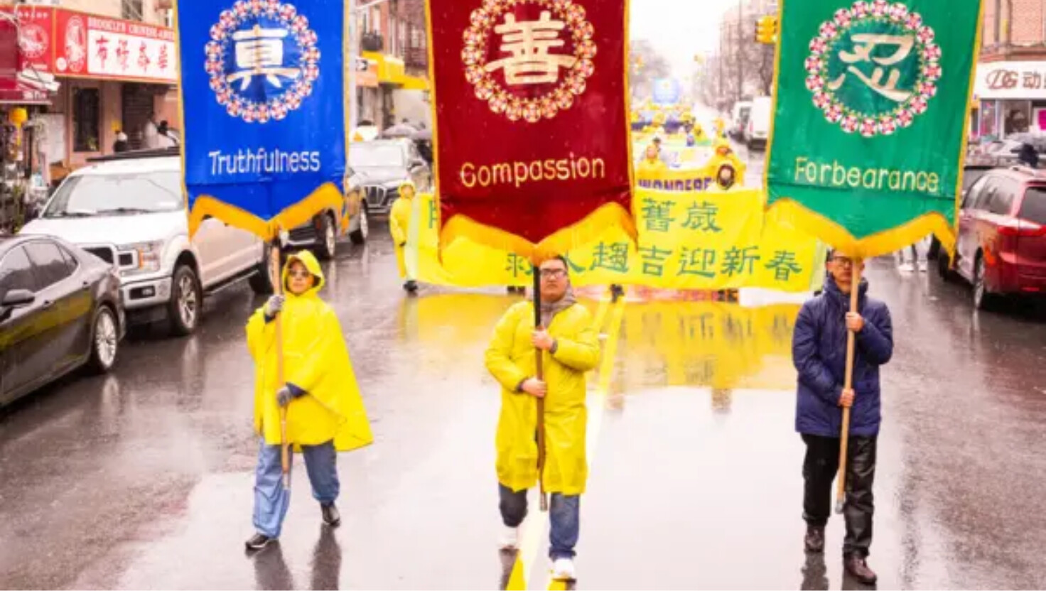 Chen Shanfeng (primero por la derecha) sostiene la pancarta de "Tolerancia" en el desfile de Falun Gong en la Octava Avenida de Brooklyn, Nueva York, el 16 de febrero de 2025. (Larry Dye/The Epoch Times).