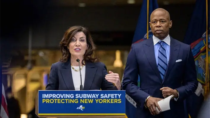 La gobernadora de Nueva York, Kathy Hochul, y el alcalde de Nueva York, Eric Adams (D), hacen un anuncio sobre la seguridad en el metro durante una conferencia de prensa en el Fulton Transit Center de Nueva York el 27 de enero de 2023. (Angela Weiss/AFP a través de Getty Images)