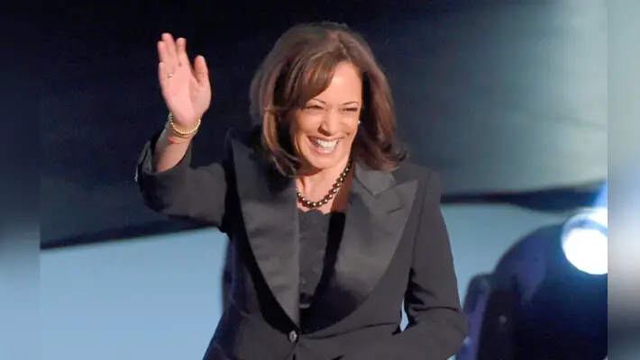 La senadora Kamala Harris, demócrata de California, aparece en el escenario en la 50.ª edición anual de los Premios NAACP Image el sábado 30 de marzo de 2019 en el Teatro Dolby de Los Ángeles. (Chris Pizzello/Invision/AP, archivo)