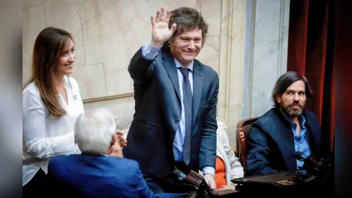 El entonces presidente electo de Argentina, Javier Milei, llega al Congreso Nacional en Buenos Aires, Argentina, el 29 de noviembre de 2023. (Foto de Tomas Cuesta/Getty Images)