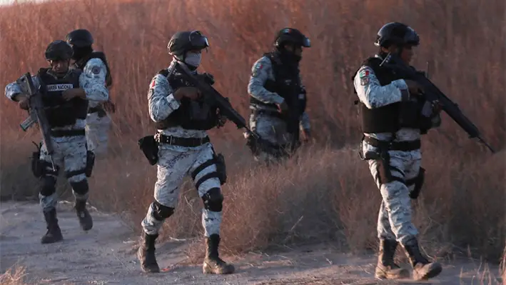 Miembros de la Guardia Nacional mexicana patrullan la frontera en Ciudad Juárez, México, el 5 de febrero de 2025. (Christian Chavez/AP)