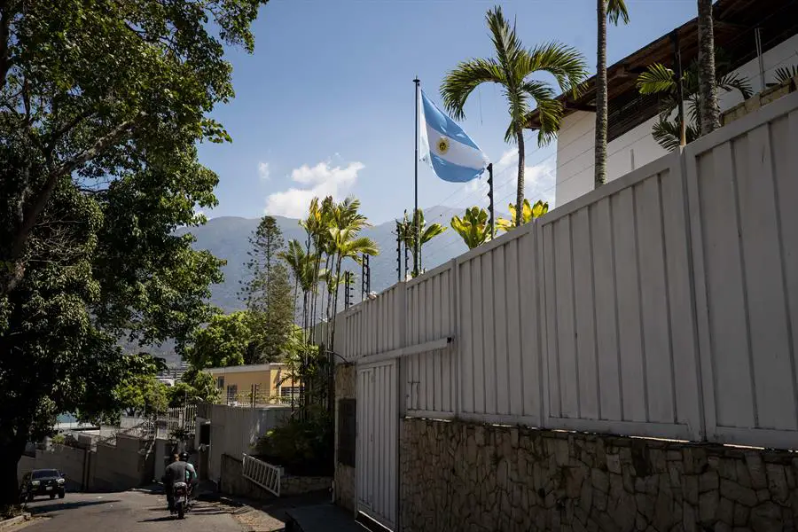 Fotografía, tomada en marzo de 2024, en la que se registró la fachada de la Embajada de Argentina en Caracas (Venezuela), donde permanecen asilados cinco miembros de la oposición. EFE/Miguel Gutiérrez
