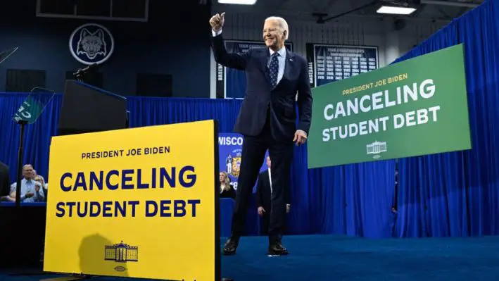 El presidente Joe Biden hace un gesto después de hablar en el Madison Area Technical College en Madison, Wisconsin, el 8 de abril de 2024. (Andrew Caballero-Reynolds/AFP/Getty Images)