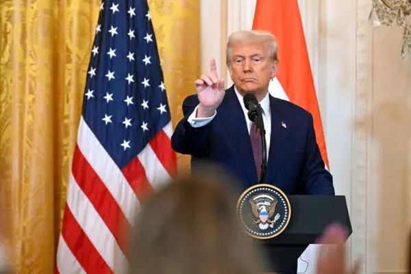 El presidente de Estados Unidos, Donald Trump, responde a las preguntas durante una rueda de prensa conjunta con el primer ministro indio, Narendra Modi, en la Sala Este de la Casa Blanca en Washington, el 13 de febrero de 2025. (Jim Watson/AFP vía Getty Images)