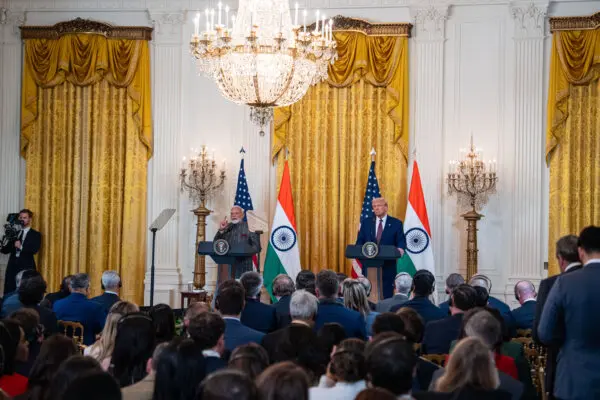 El primer ministro indio Narendra Modi y el presidente estadounidense Donald Trump hablan durante una rueda de prensa en la Casa Blanca en Washington el 13 de febrero de 2025. (Madalina Vasiliu/The Epoch Times)