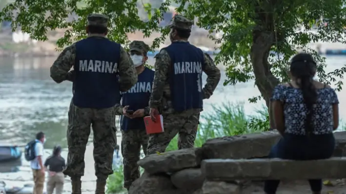 Infantes de Marina mexicanos patrullan las orillas del río Suchiate en Ciudad Hidalgo, estado de Chiapas, México, frontera con Tecún Umán, Guatemala, el 19 de enero de 2021. (Isaac Guzmán/AFP vía Getty Images)