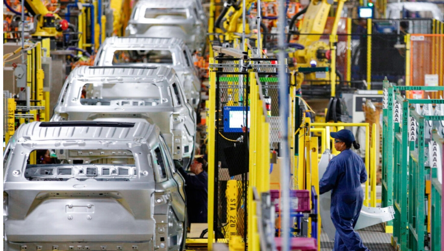 Trabajadores ensamblan automóviles en la planta de ensamblaje de Ford en Chicago el 24 de junio de 2019. (Jim Young/AFP a través de Getty Images).