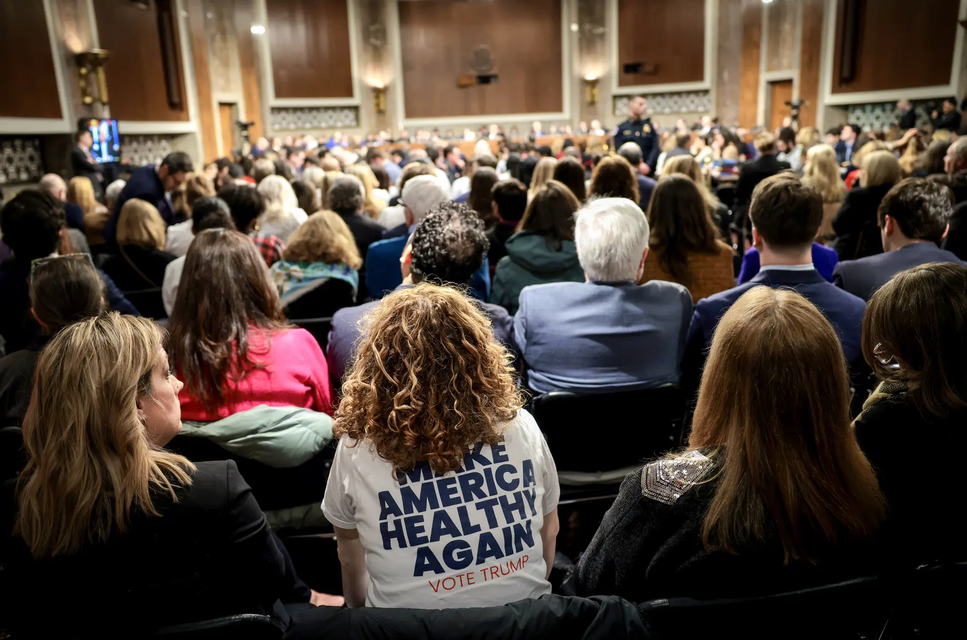 Un miembro del público lleva una camiseta de Make America Healthy Again mientras Robert F. Kennedy Jr. testifica durante una audiencia de confirmación del Senado en Washington el 29 de enero de 2025. (Win McNamee/Getty Images)