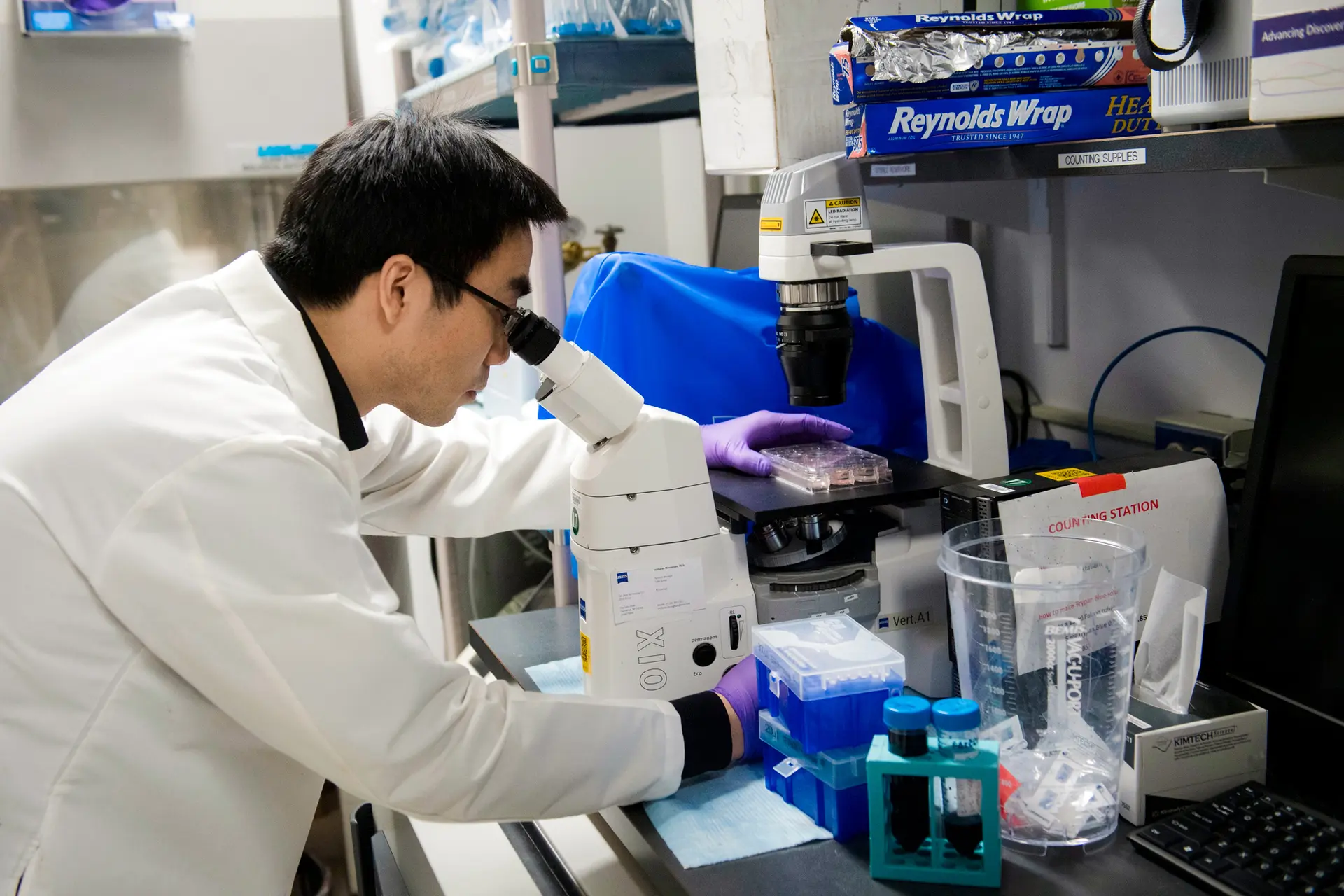 Un biólogo trabaja en el laboratorio del Instituto Nacional del Cáncer de los Institutos Nacionales de Salud en Bethesda, Maryland, el 7 de febrero de 2018. (Saul Loeb/AFP a través de Getty Images).