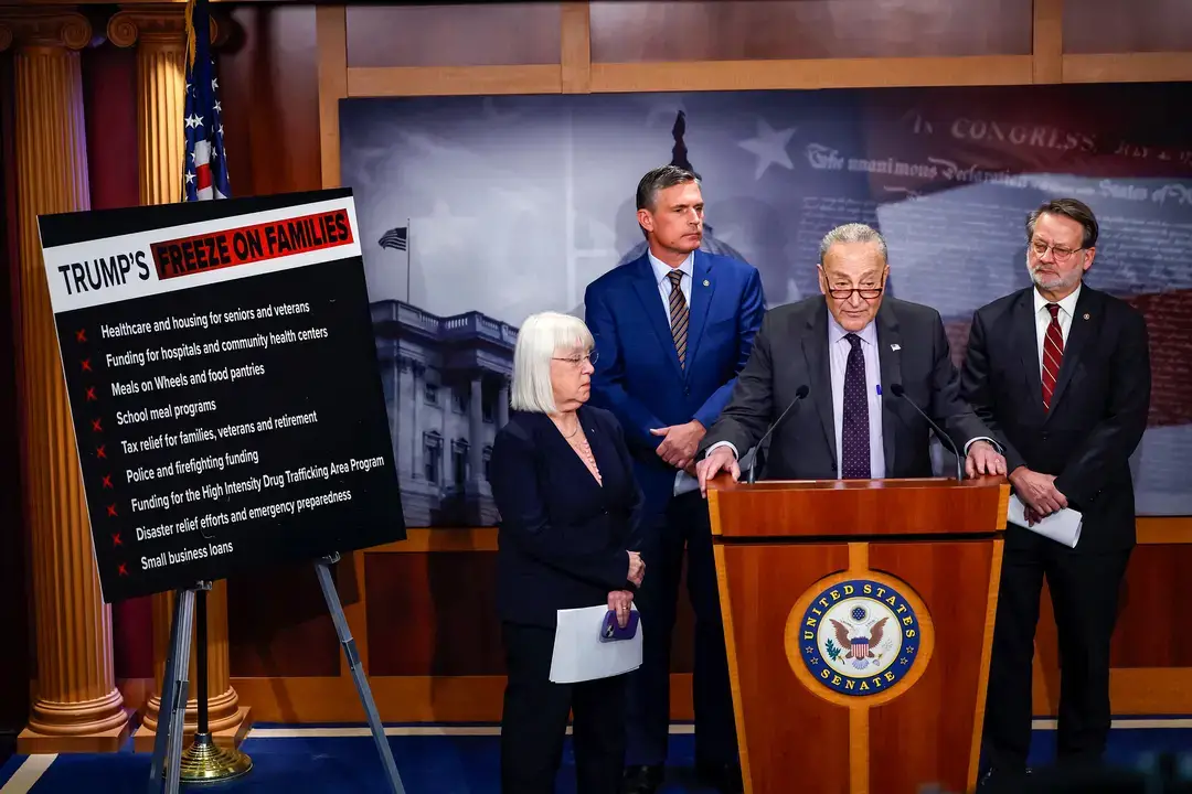 El líder de la minoría del Senado, Chuck Schumer (D-N.Y.), habla sobre la congelación de la financiación federal por parte de la administración Trump en el Capitolio de los Estados Unidos el 29 de enero de 2025. (Kevin Dietsch/Getty Images)