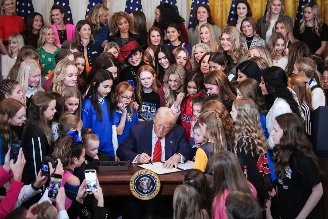 <br/>El presidente Donald Trump, acompañado de atletas femeninas, firma la orden ejecutiva "Mantener a los hombres fuera de los deportes femeninos" en el Salón Este de la Casa Blanca el 5 de febrero de 2025. (Andrew Harnik/Getty Images)