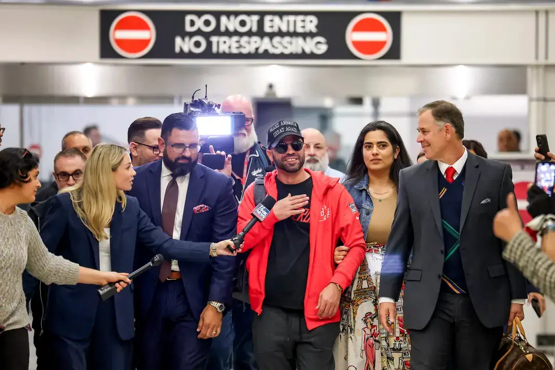 Enrique Tarrio, el exlíder de los Proud Boys, habla con miembros de los medios de comunicación mientras camina por el Aeropuerto Internacional de Miami en Miami el 22 de enero de 2025. El presidente Donald Trump indultó a Tarrio, que cumplía una condena de 22 años de prisión, junto con más de 1500 personas acusadas de delitos relacionados con el 6 de enero de 2021. (Joe Raedle/Getty Images)