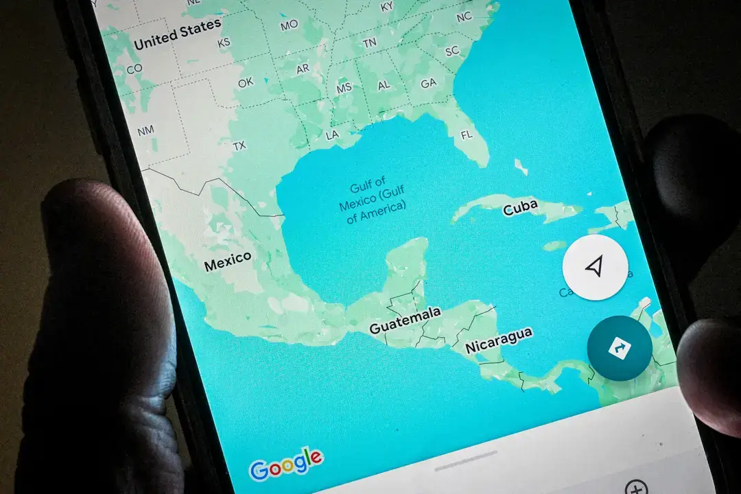 El golfo de México y el golfo de América aparecen en la aplicación Google Maps en un teléfono inteligente en Washington el 11 de febrero de 2025. (Drew Angerer/AFP a través de Getty Images)