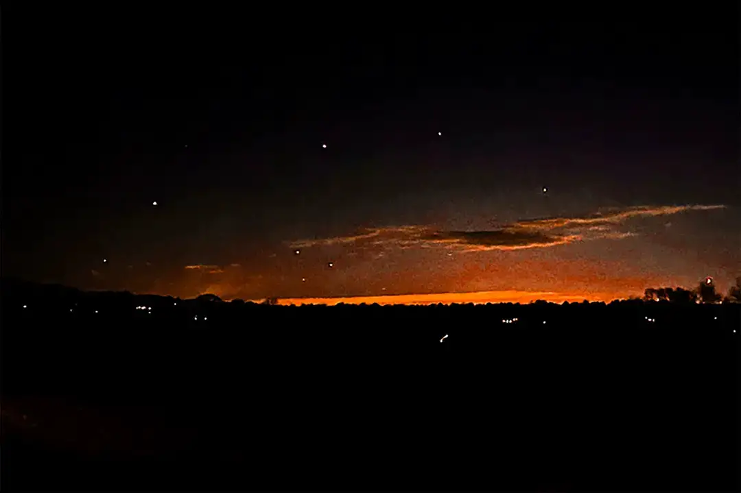 El cielo nocturno y puntos de luz cerca de Lebanon Township, Nueva Jersey, el 5 de diciembre de 2024. (Trisha Bushey vía AP)