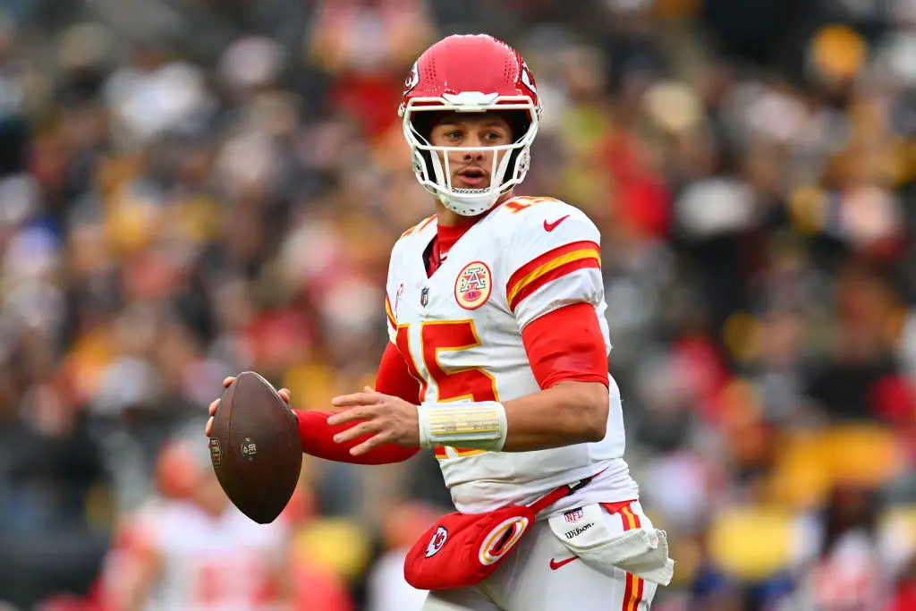 Patrick Mahomes #15 de los Kansas City Chiefs da un paso atrás para pasar durante el cuarto cuarto contra los Pittsburgh Steelers en el Acrisure Stadium el 25 de diciembre de 2024 en Pittsburgh, Pensilvania. (Joe Sargent/Getty Images)