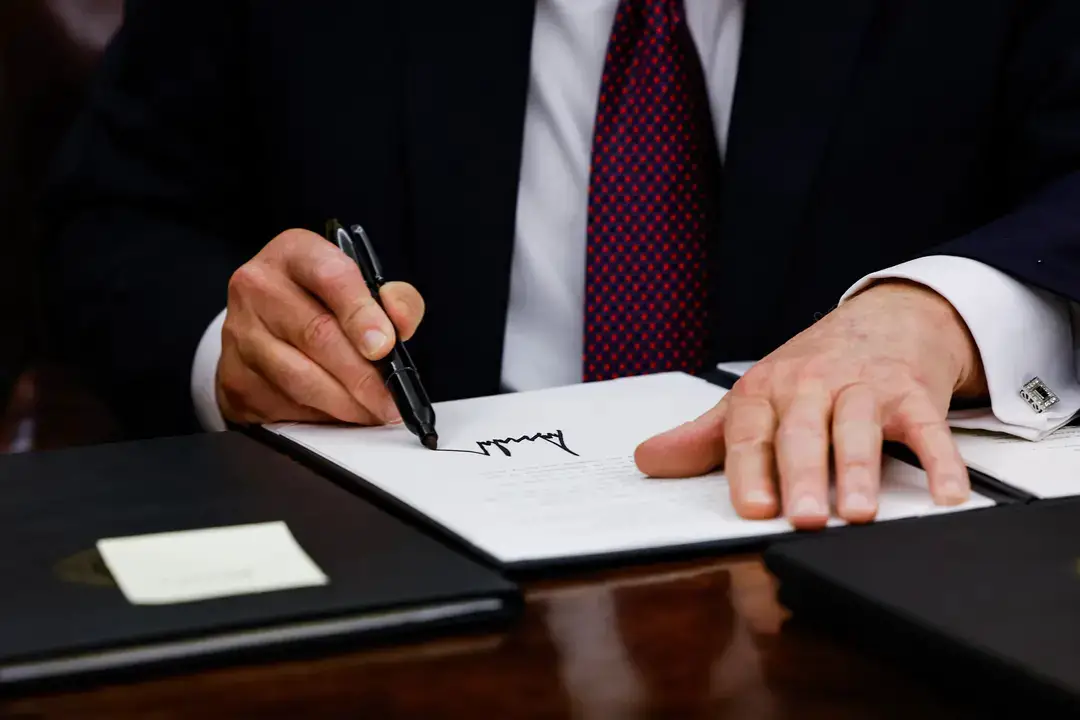 El presidente Donald Trump firma órdenes ejecutivas en el Despacho Oval el 20 de enero de 2025. (Anna Moneymaker/Getty Images)