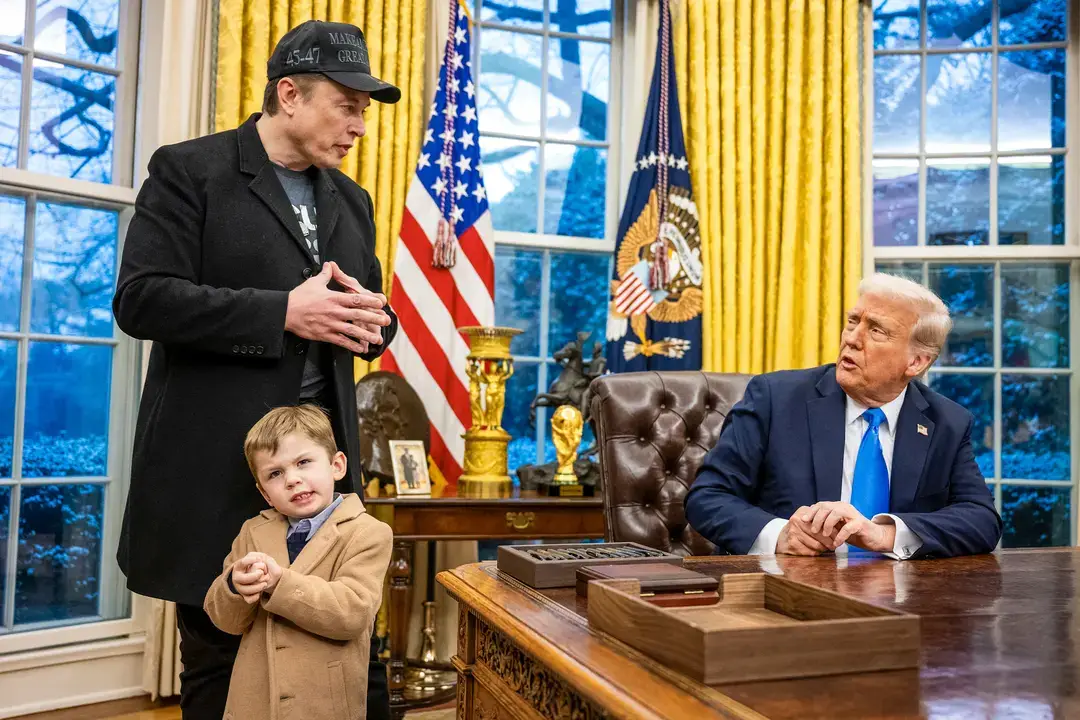 Elon Musk, director ejecutivo de Tesla y SpaceX, y su hijo, X Æ A-Xii, acompañan al presidente Donald Trump mientras firma órdenes ejecutivas en el Despacho Oval el 11 de febrero de 2025. (Jim Watson/AFP a través de Getty Images)