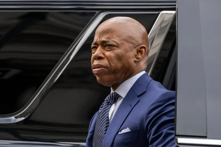 El alcalde de Nueva York, Eric Adams, llega a una audiencia judicial en el Tribunal Thurgood Marshall en Nueva York el 19 de febrero de 2025. (Eduardo Munoz Alvarez/Getty Images)