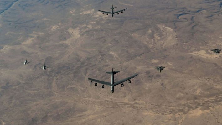 Dos B-52 llevan a cabo una misión del grupo de trabajo de bombarderos del CENTCOM en Medio Oriente, el 17 de febrero de 2025. (CENTCOM)