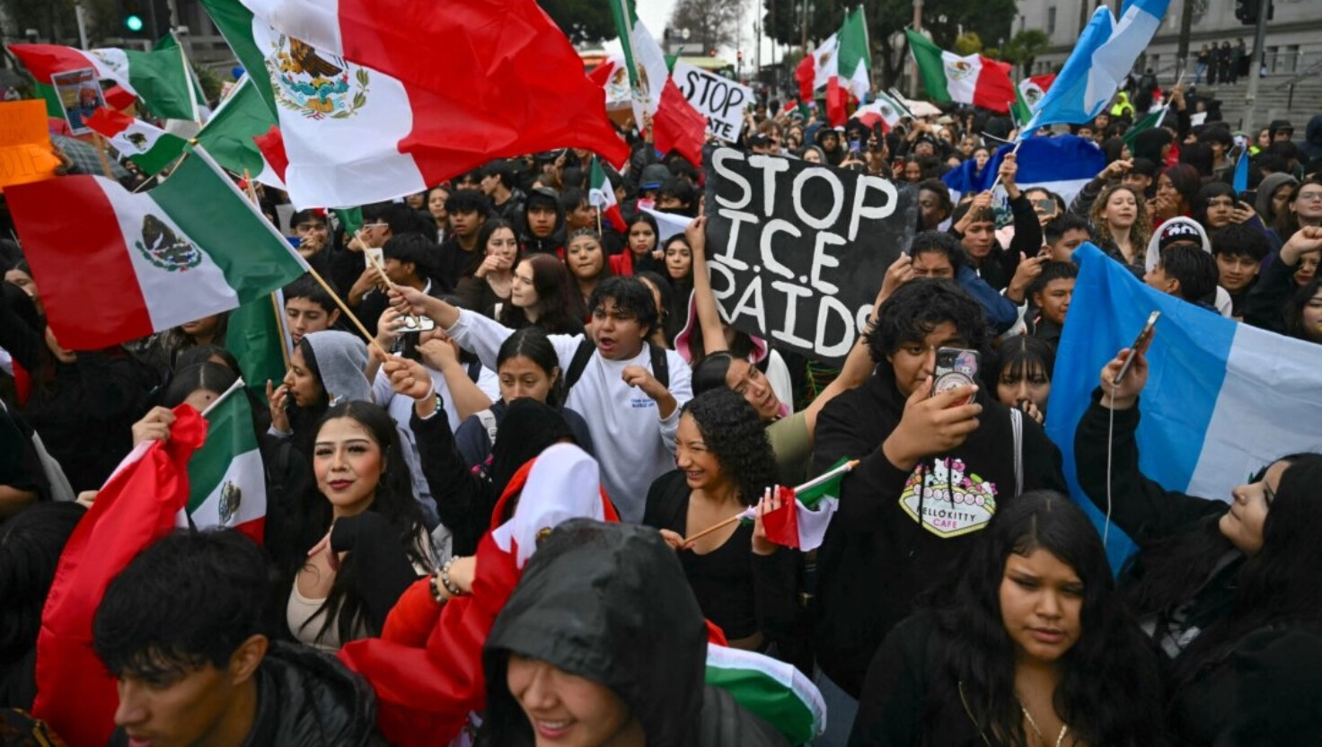 Estudiantes se reúnen frente al Ayuntamiento de Los Ángeles para protestar contra las políticas de inmigración del presidente Donald Trump el 5 de febrero de 2025. (Patrick T. Fallon/AFP a través de Getty Images).