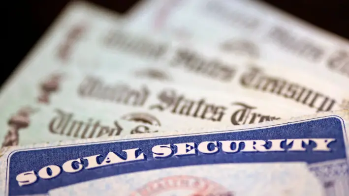 Una tarjeta de Seguridad Social junto a cheques del Tesoro de Estados Unidos, en Washington, el 14 de octubre de 2021. (Kevin Dietsch/Getty Images)