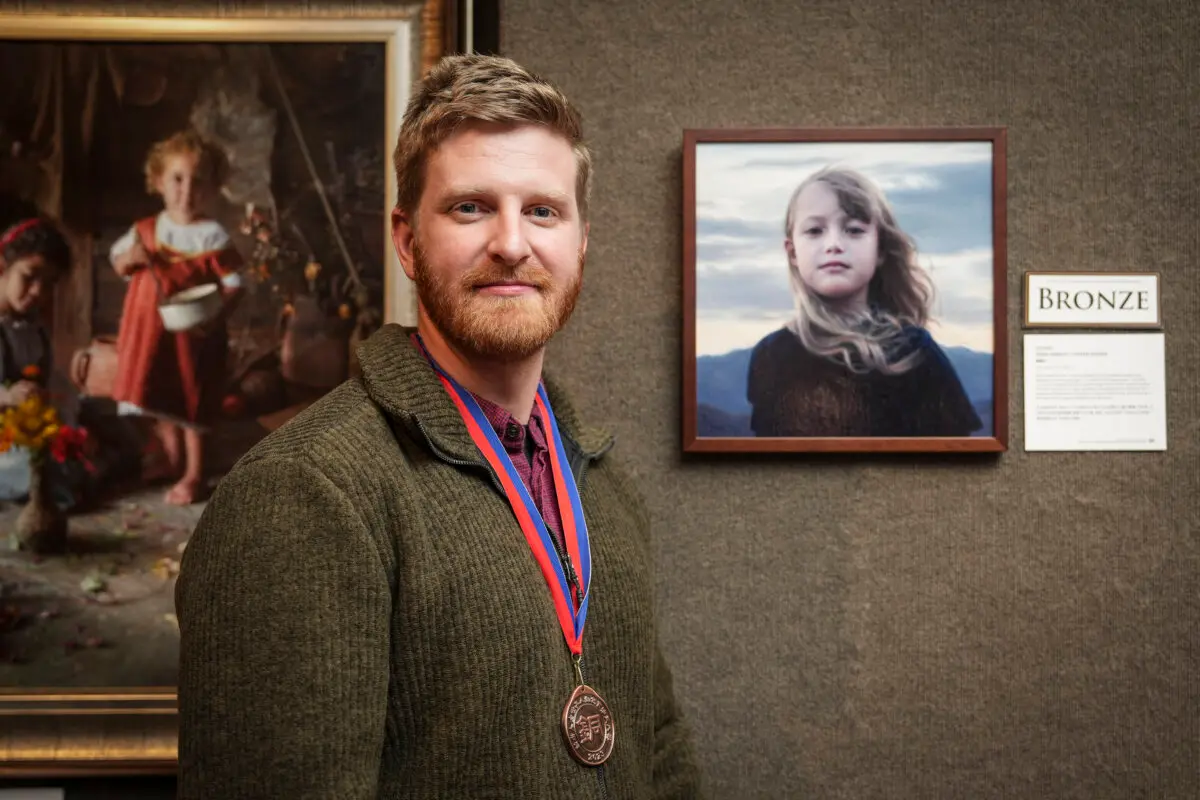 El artista estadounidense John Darley ganó una medalla de bronce por su retrato "Vivian" en el 6.º Concurso Internacional de Pintura de Figuras NTD. (Samira Bouaou/The Epoch Times).